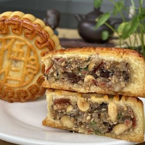 Традиционный лунный пряник с ореховой начинкой, 100 г