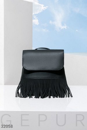 Рюкзак черного цвета с бахромой