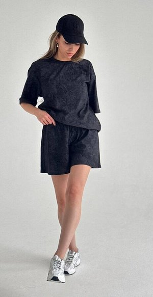 Футболка Черный
Футболка  "варенка"  свободного кроя с коротким рукавом
Материал
COTTON	ХЛОПОК 100%