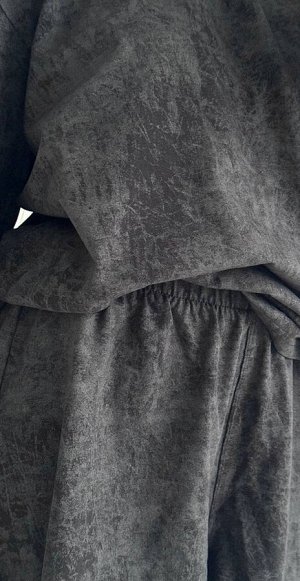 Футболка Черный
Футболка  "варенка"  свободного кроя с коротким рукавом
Материал
COTTON	ХЛОПОК 100%