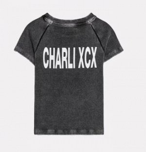 ФУТБОЛКА С ЭФФЕКТОМ ПОТЕРТОСТИ И ПРИНТОМ CHARLI XCX ©, арт. 4174382, серый
