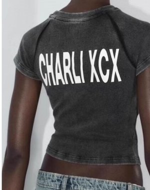 ФУТБОЛКА С ЭФФЕКТОМ ПОТЕРТОСТИ И ПРИНТОМ CHARLI XCX ©, арт. 4174382, серый