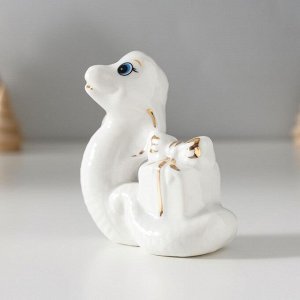 Фигурка керамика «Белая кобра с подарком», с золотом, 3.5x8x7.5 см
