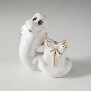 Фигурка керамика «Белая кобра с подарком», с золотом, 3.5x8x7.5 см