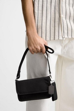 Сумка Нейлоновая сумка через плечо ЦВЕТ как на первом фото (UMH?NGETASCHE AUS NYLON) Сумка через плечо из функциональной ткани. Основное отделение с клапаном и застежкой на кнопку. Внутреннее отделени