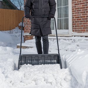 Движок для уборки снега пластиковый, 690х470х1420 мм, стальная рукоятка, Сибртех