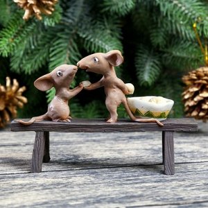 Сувенир полистоун миниатюра "Мышата на скамейке" 8х12,5х4,3 см