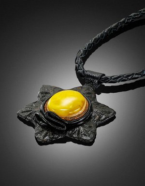 Колье-цветок из кожи «Амазонка» с медовым янтарём