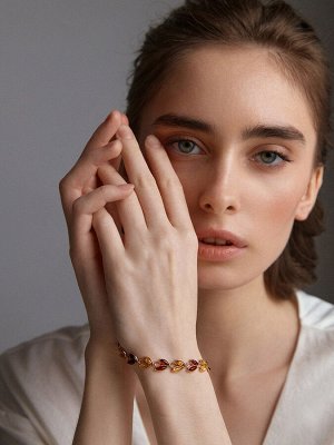 Яркий нарядный браслет «Райская птица» с янтарём разных оттенков