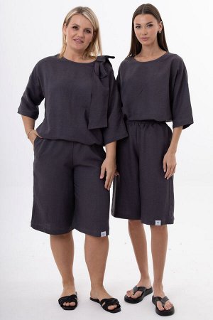 Костюм Костюм Kivviwear 4316431707 графит 
Состав: Вискоза-45%; Лён-55%;
Сезон: Лето
Рост: 170

Женский костюм из льна с вискозой премиум-класса. Комплект: джемпер со съемным бантом в комплекте и шор