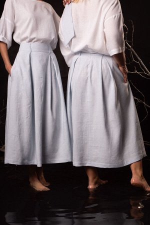 Костюм Костюм Kivviwear 4316431809 голубой/белый 
Состав: Вискоза-45%; Лён-55%;
Сезон: Лето
Рост: 170

Элегантный костюм премиум-класса из белорусского льна с вискозой премиального качества идеальный