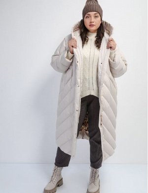 Пальто Стеганое oversize пальто из технологичной ткани с водоотталкивающим покрытием. Объемный утепленный капюшон , длинные рукава . Передние карманы расположены в рельефных швах. Изделие на подкладке