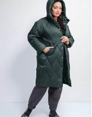 Пальто Стеганное пальто oversize средней длины из мягкой ткани . Утепленный капюшон, длинные рукава. Передние карманы с клапанами. Изделие на подкладке и слоем утеплителя из синтепона. Застегивается н