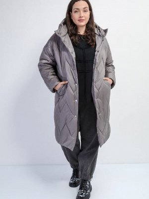 Пальто Стеганное пальто oversize средней длины из мягкой ткани . Утепленный капюшон, длинные рукава. Передние карманы с клапанами. Изделие на подкладке и слоем утеплителя из синтепона. Застегивается н