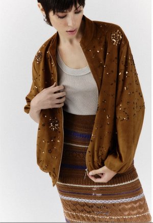 Куртка BOMBER RICAMATO TESSUTO ECOSUEDE
95%POLIESTERE 5%ELASTAN