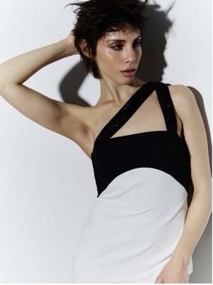 Платье ABITO LUNGO OFF SHOULDER C/SPALLINI RICAMATI TESSUTO FLUIDO POLY LEGGERO
100%POLIESTERE
