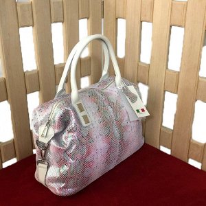 Функциональная сумка Shadow_Hideyou из натуральной лазерной кожи цвета бледно-розовой пудры с переливами.