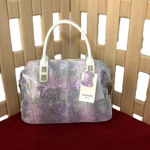 Функциональная сумка Shadow_Hideyou из натуральной лазерной кожи бледно-пурпурного цвета с переливами.