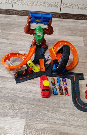 Трек Hot Wheels + парковка — гараж+15 машин