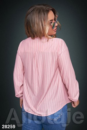 Персиковая блузка с V-образным вырезом