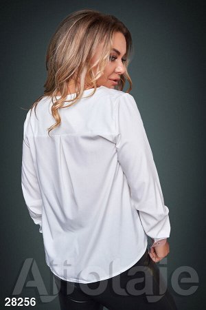 Блузка молочного цвета с V-образным вырезом