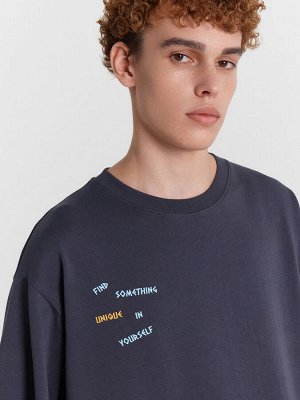 Футболка мужская серая с принтом и надписью "find something unique in yourself"