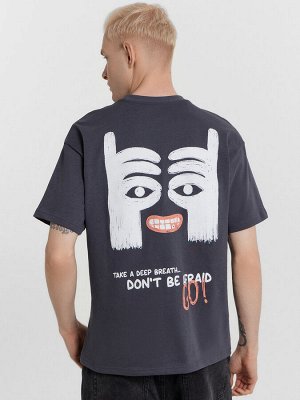 Футболка мужская серая с принтом и надписью "Don't be go afraid"