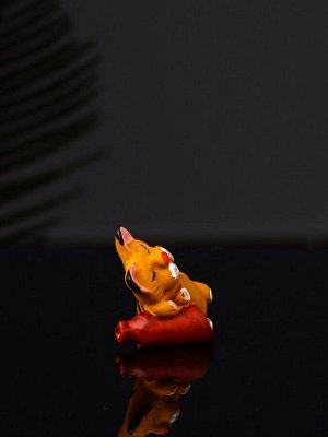 Фигурка полистоун «Котик спит на колбасе», 4.2x3.7x3 см