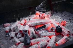 Брикетированный древесный уголь из твердых пород древесины 2 кг