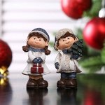 Сувенир полистоун &quot;Мальчик/Девочка в зимней одежде с ёлочкой&quot; МИКС 6,5х3,2х3 см
