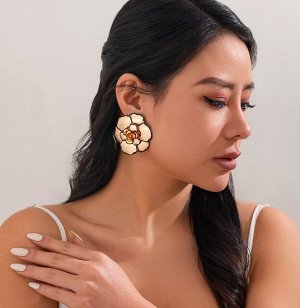 Серьги Серьги 5*5 см

Состав: бижутерийный сплав