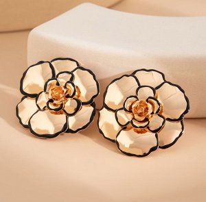 Серьги Серьги 5*5 см

Состав: бижутерийный сплав