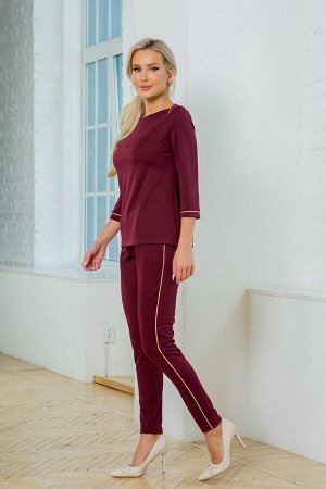 Брюки Слегка зауженные брюки - практичный вариант для ежедневного ношения в офис. Выполнены из плотного трикотажного полотна. Расцветка марсала. Пояс приточной на широкой резинке. В боковых швах встав