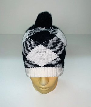 Черно-белая шапка с помпоном и геометрическим узором  №4031