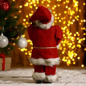 Дед Мороз  "В красной шубке, с брёвнышком" 29 см