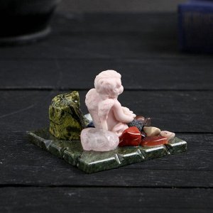 Сувенир "Ангелочек на коленях с бутоном роз", змеевик, мрамор