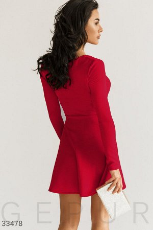 Приталенное красное платье