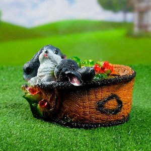 Фигурное кашпо для цветов «Зайцы в лукошке», 20x15x13 см, гипс