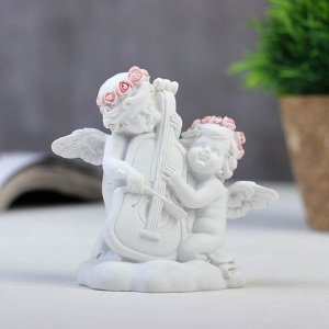 Сувенир полистоун "Белоснежные ангелы в розовых веночках с контрабасом" 9х9х5.5 см