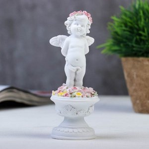 Сувенир полистоун "Белоснежный ангел в розовом веночке в клумбе с розами" 13х5.2х5.2 см