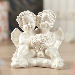 Статуэтка "Пара обнимающихся ангелов с букетом" 13 см, белая