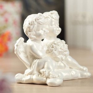 Статуэтка "Пара обнимающихся ангелов с букетом" малая, белая
