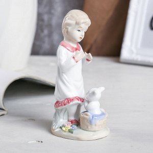 Сувенир керамика "Маленькая девочка с поросёнком" 15,5х8х6,3 см