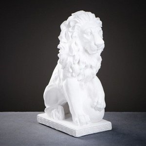 Фигурa "Лев сидя с шaрoм" белый, 31x19x45см