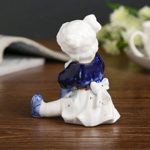 Сувенир керамика "Малышка с куколкой" кобальт 11х9х7,5 см