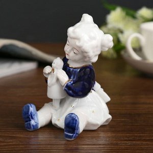 Сувенир керамика "Малышка с куколкой" кобальт 11х9х7.5 см