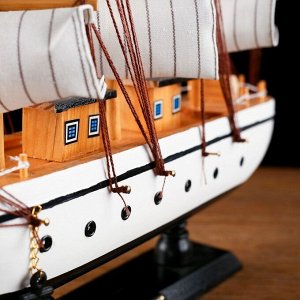 Корабль сувенирный средний «Пиллад», борта белые, паруса белые, 45х9х41 см