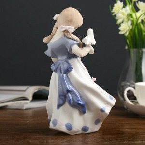 Сувенир керамика "Девочка с цветами на переднике с голубем" 22х10х12 см