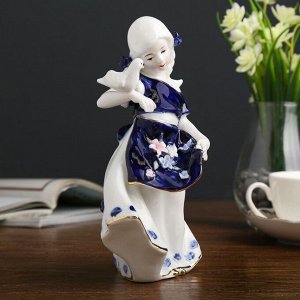 Сувенир керамика "Девочка с цветами на переднике с голубем" кобальт 22х10х12 см