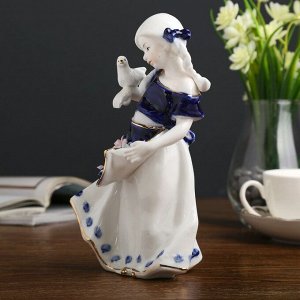 Сувенир керамика "Девочка с цветами на переднике с голубем" кобальт 22х10х12 см